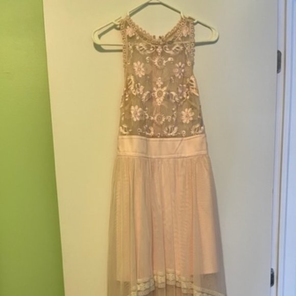 STUNNING BEBE BABY PINK EMBROIDERED HIGH LOW DRESS SHEER LACE TOP SIZE SMALL - Picture 3 of 8